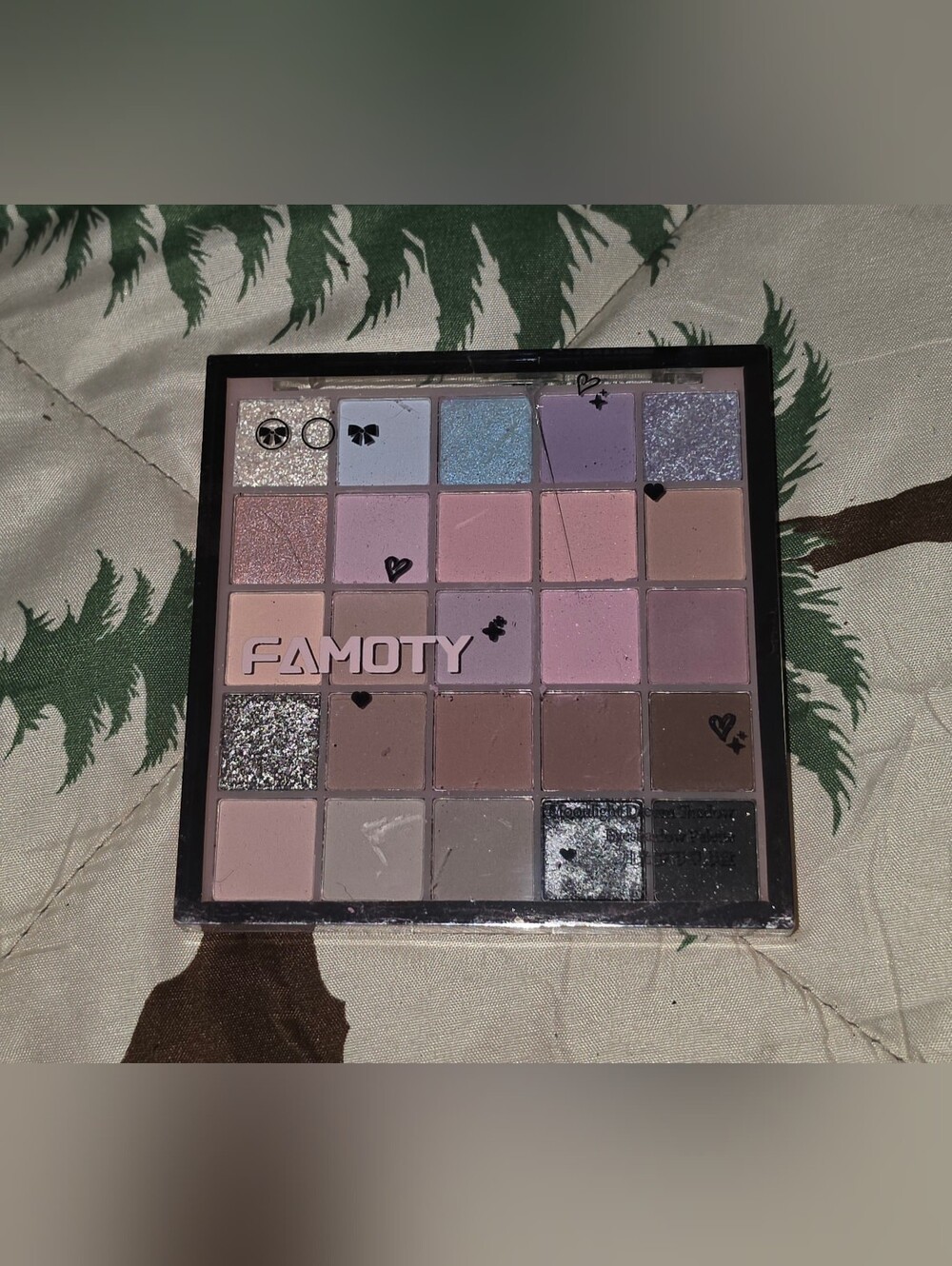 Famoty 25 Shade Moonlight Dream Shadow Eyeshadow Palette
